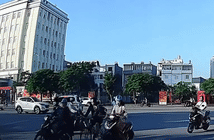Lao nhanh qua ngã tư, ôtô đâm bay người đi xe máy Lao nhanh qua ngã tư, ôtô đâm bay người đi xe máy