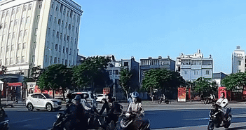 Lao nhanh qua ngã tư, ôtô đâm bay người đi xe máy Lao nhanh qua ngã tư, ôtô đâm bay người đi xe máy