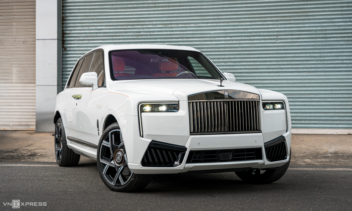 Rolls-Royce Cullinan Black Badge 2025 đầu tiên về Việt Nam