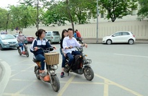 Học sinh đi xe đạp điện ngã vào xe máy, người lái có phải đền? Học sinh đi xe đạp điện ngã vào xe máy, người lái có phải đền?