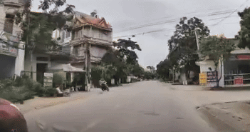 Vượt ẩu, ôtô đâm bay hai người đi xe máy Vượt ẩu, ôtô đâm bay hai người đi xe máy