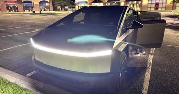 Tesla phải sửa đèn cho 63.000 xe vì quá chói Tesla phải sửa đèn cho 63.000 xe vì quá chói