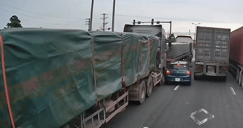 Chen vào khe hẹp, ôtô con bị kẹp giữa hai xe đầu kéo Chen vào khe hẹp, ôtô con bị kẹp giữa hai xe đầu kéo