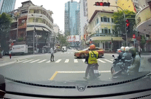 Ôtô rẽ trái lao thẳng vào người đi bộ qua đường Ôtô rẽ trái lao thẳng vào người đi bộ qua đường