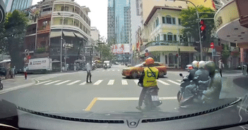 Ôtô rẽ trái lao thẳng vào người đi bộ qua đường Ôtô rẽ trái lao thẳng vào người đi bộ qua đường