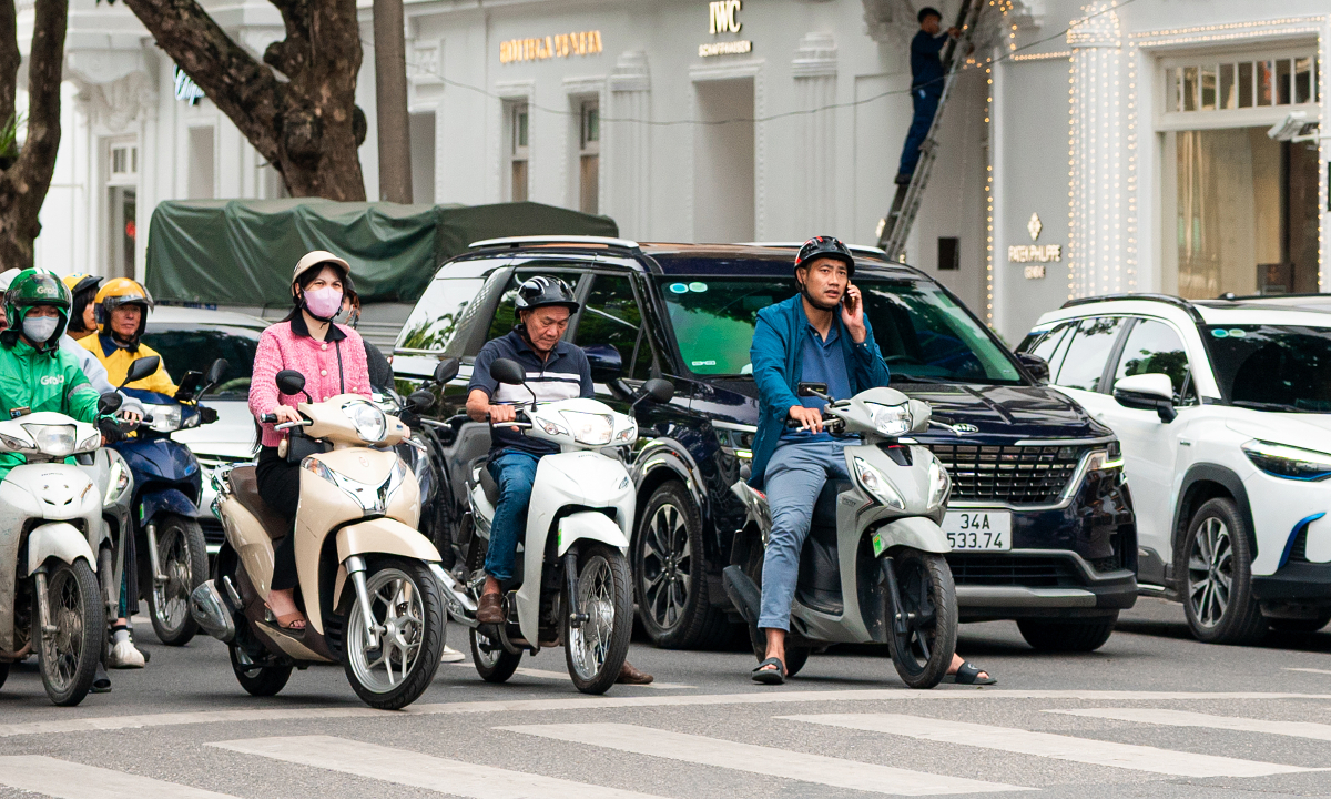 Nhiều nước phạt sử dụng điện thoại cả khi dừng đèn đỏ