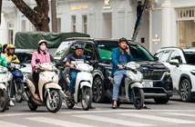 Nhiều nước phạt sử dụng điện thoại cả khi dừng đèn đỏ Nhiều nước phạt sử dụng điện thoại cả khi dừng đèn đỏ