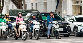 Nhiều nước phạt sử dụng điện thoại cả khi dừng đèn đỏ Nhiều nước phạt sử dụng điện thoại cả khi dừng đèn đỏ
