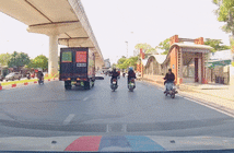 Xe tải vẩy lái khiến người phụ nữ đi xe máy ngã nhào Xe tải vẩy lái khiến người phụ nữ đi xe máy ngã nhào