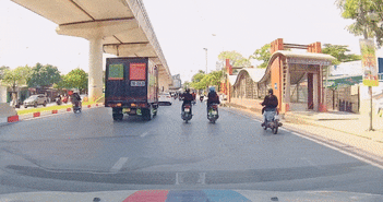 Xe tải vẩy lái khiến người phụ nữ đi xe máy ngã nhào Xe tải vẩy lái khiến người phụ nữ đi xe máy ngã nhào