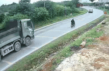 Ôtô con lật ngửa vì tránh xe tải ngược chiều Ôtô con lật ngửa vì tránh xe tải ngược chiều