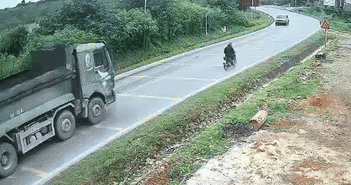 Ôtô con lật ngửa vì tránh xe tải ngược chiều Ôtô con lật ngửa vì tránh xe tải ngược chiều