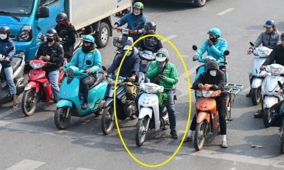 Luật sư: Dùng điện thoại khi dừng đèn đỏ chưa bị phạt