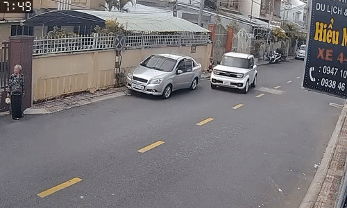 Ô tô gãy gập cửa vì tài xế mở thiếu quan sát