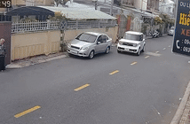Ô tô gãy gập cửa vì tài xế mở thiếu quan sát Ô tô gãy gập cửa vì tài xế mở thiếu quan sát