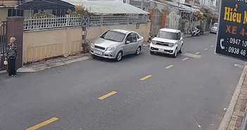 Ô tô gãy gập cửa vì tài xế mở thiếu quan sát