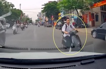 Cậu bé lao xe máy như gió đối đầu ôtô Cậu bé lao xe máy như gió đối đầu ôtô