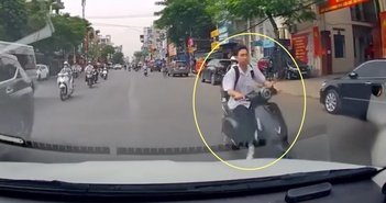 Cậu bé lao xe máy như gió đối đầu ôtô Cậu bé lao xe máy như gió đối đầu ôtô