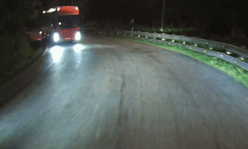 Xe bán tải suýt bị kẹp sandwich vì vượt ẩu