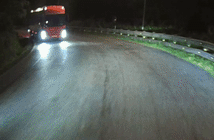 Xe bán tải suýt bị kẹp sandwich vì vượt ẩu Xe bán tải suýt bị kẹp sandwich vì vượt ẩu