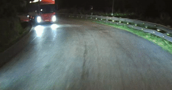 Xe bán tải suýt bị kẹp sandwich vì vượt ẩu Xe bán tải suýt bị kẹp sandwich vì vượt ẩu