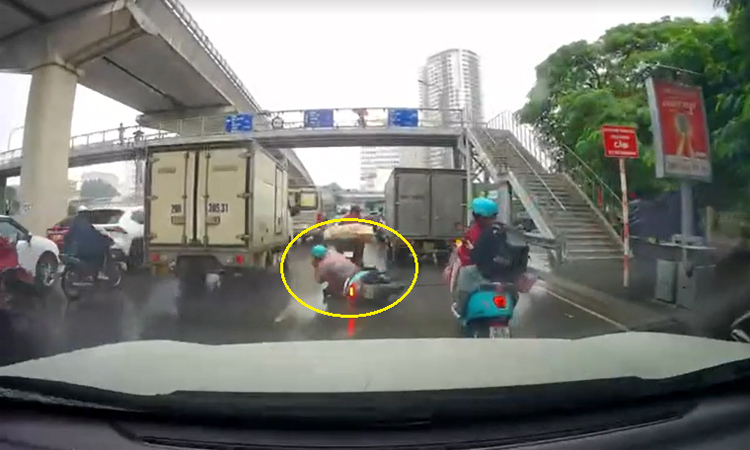 Mải dùng điện thoại, người đàn ông đi xe máy ngã lăn ra đường