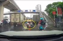 Mải dùng điện thoại, người đàn ông đi xe máy ngã lăn ra đường Mải dùng điện thoại, người đàn ông đi xe máy ngã lăn ra đường