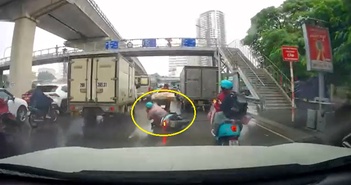 Mải dùng điện thoại, người đàn ông đi xe máy ngã lăn ra đường