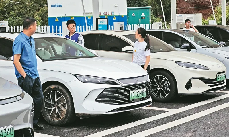 Người dân về quê bằng xe điện, tiêu thụ xăng dầu giảm dịp lễ lớn