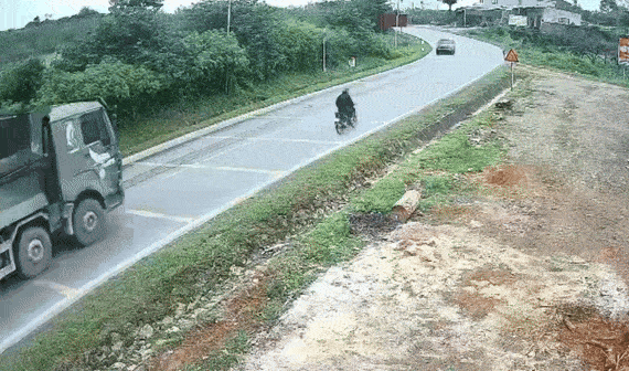 Tài xế Việt 'bán mạng' khi đổ đèo bằng xe đi phố