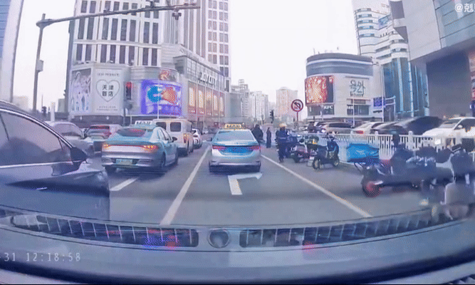 Nữ tài xế 62 tuổi lao vọt ôtô từ bãi đỗ xe ra đường