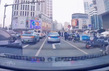 Nữ tài xế 62 tuổi lao vọt ôtô từ bãi đỗ xe ra đường Nữ tài xế 62 tuổi lao vọt ôtô từ bãi đỗ xe ra đường