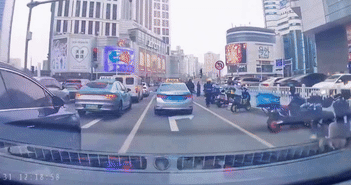 Nữ tài xế 62 tuổi lao vọt ôtô từ bãi đỗ xe ra đường Nữ tài xế 62 tuổi lao vọt ôtô từ bãi đỗ xe ra đường