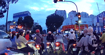 Cả đoàn xe bị vượt đèn đỏ vì đèn xanh chỉ 3 giây Cả đoàn xe bị vượt đèn đỏ vì đèn xanh chỉ 3 giây