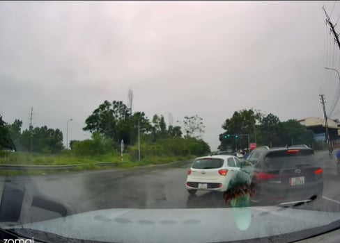 Ôtô bị đâm khi vượt đèn đỏ