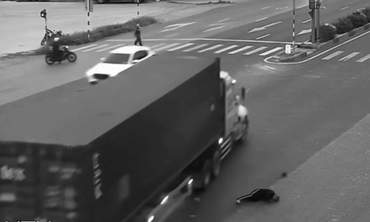 Xe container đâm ngã người đi bộ giữa ngã tư