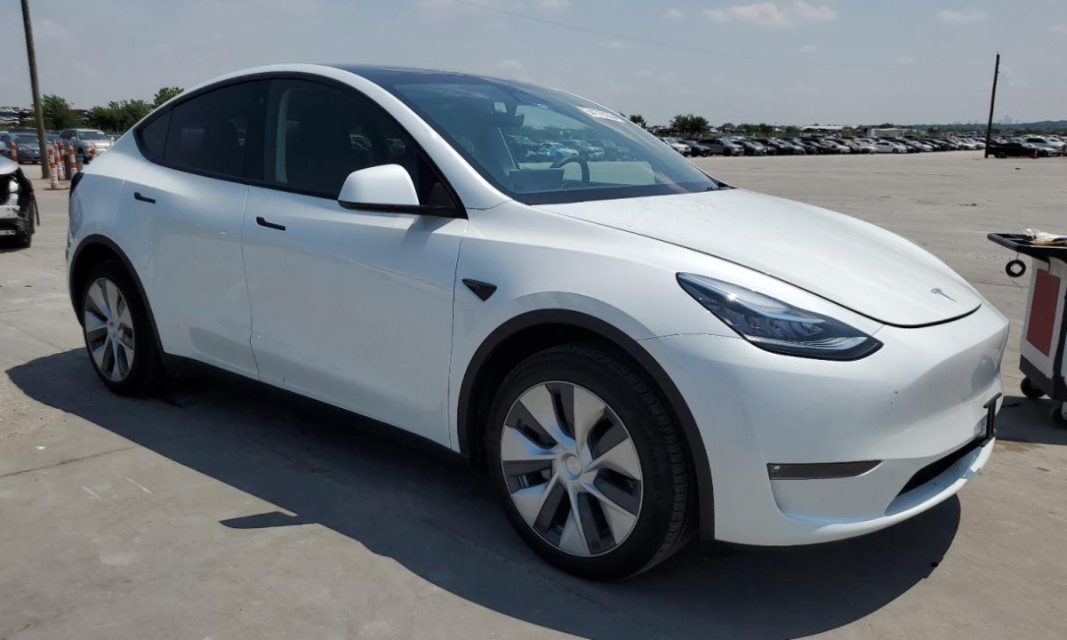 Phụ huynh tả phút giây 'đau đớn' khi con bị kẹt trong xe Tesla