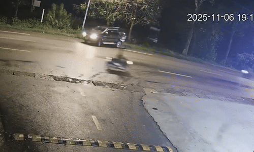 Xe máy lao cắm vào ôtô đang quay đầu