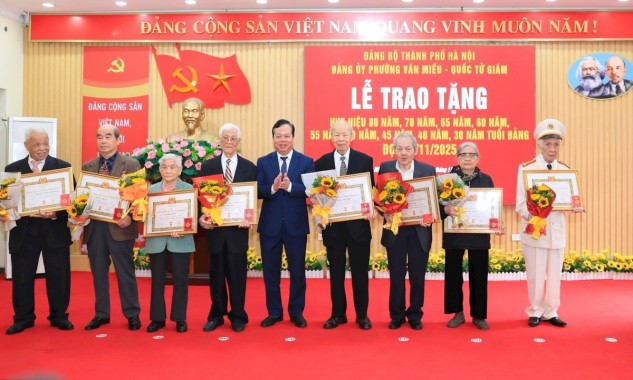 Phường Văn Miếu – Quốc Tử Giám trao Huy hiệu Đảng cho 86 đảng viên tiêu biểu