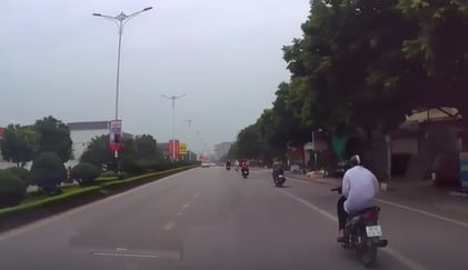'Vừa lái xe vừa dùng điện thoại, biểu hiện coi thường tính mạng'