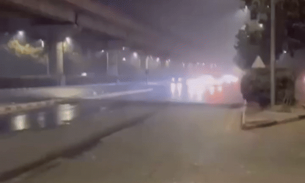 Ôtô bay vọt qua gờ giảm tốc