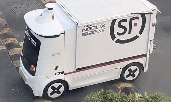 Ôtô không người lái mắc kẹt ở gờ giảm tốc