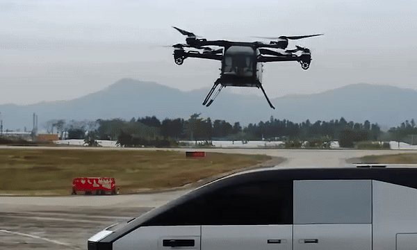 Ôtô kèm trực thăng trình diễn ở triển lãm hàng không