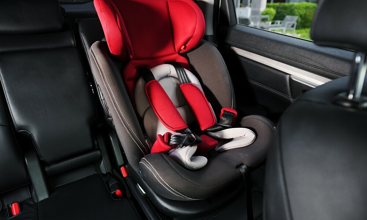 Ôtô chở trẻ em bắt buộc có thiết bị an toàn từ 2026: phụ huynh nên mua loại nào?