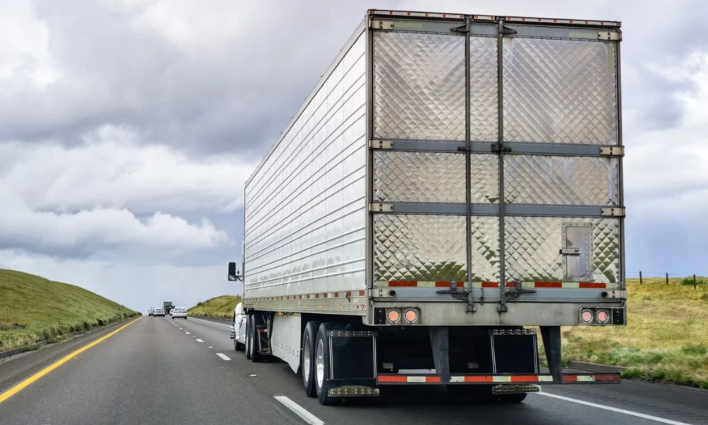 Xe đầu kéo có thể bị cấm chạy làn 1 cao tốc ở bang Mỹ