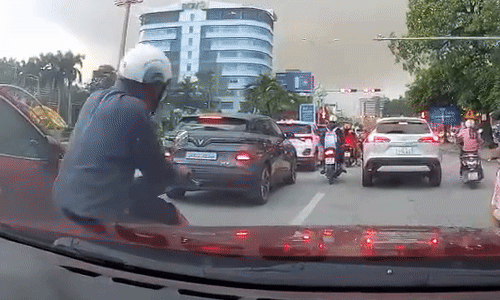 Người đi xe máy len lỏi cào xước ôtô rồi bỏ đi