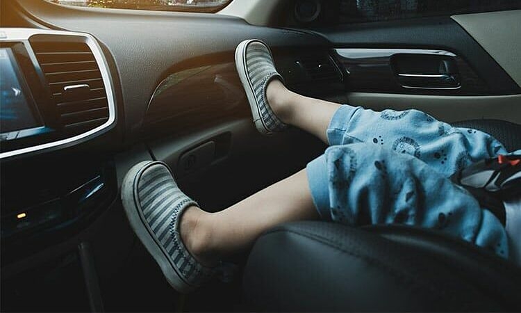 Trẻ em ngồi ghế trước - kiểu chiều con nguy hiểm