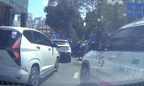 Taxi lao vào hàng loạt xe trên phố