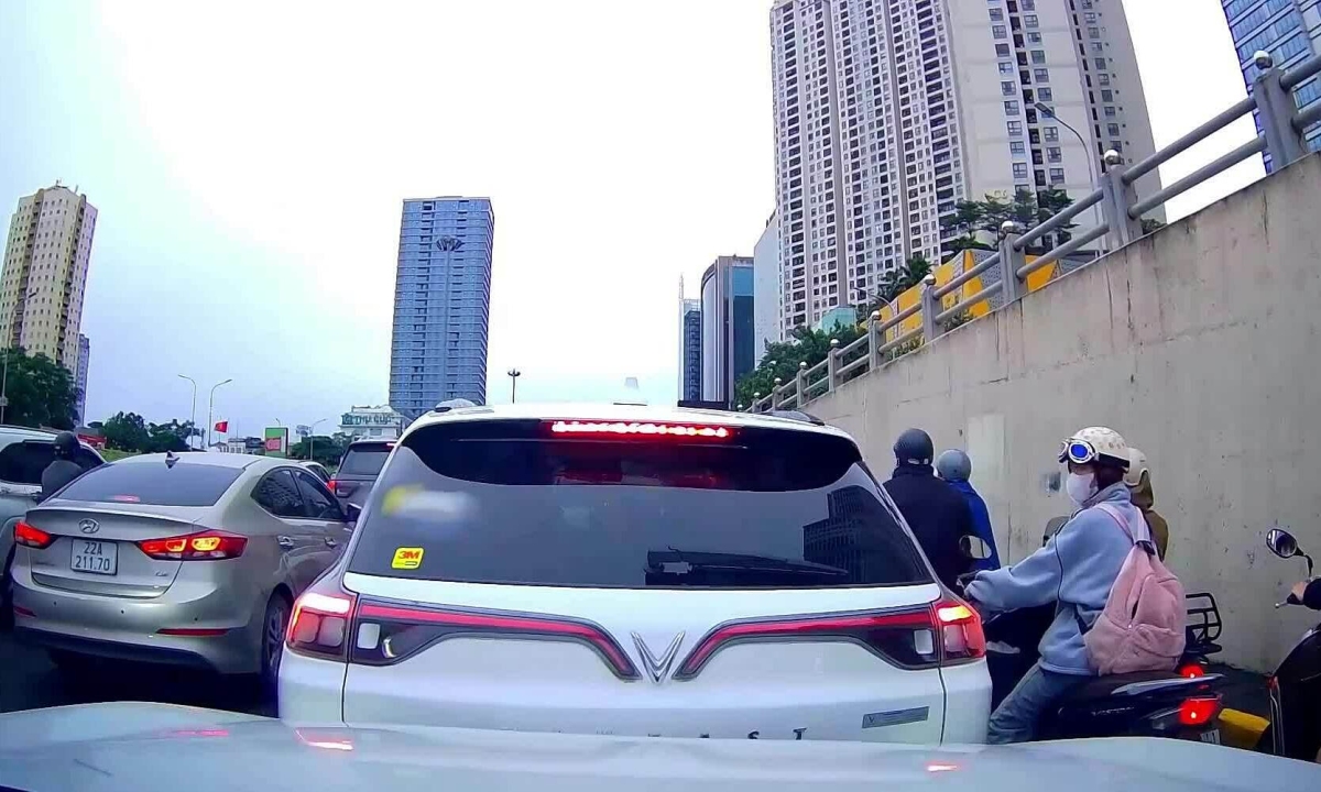 Ôtô trôi móp đầu xe sau rồi bỏ đi