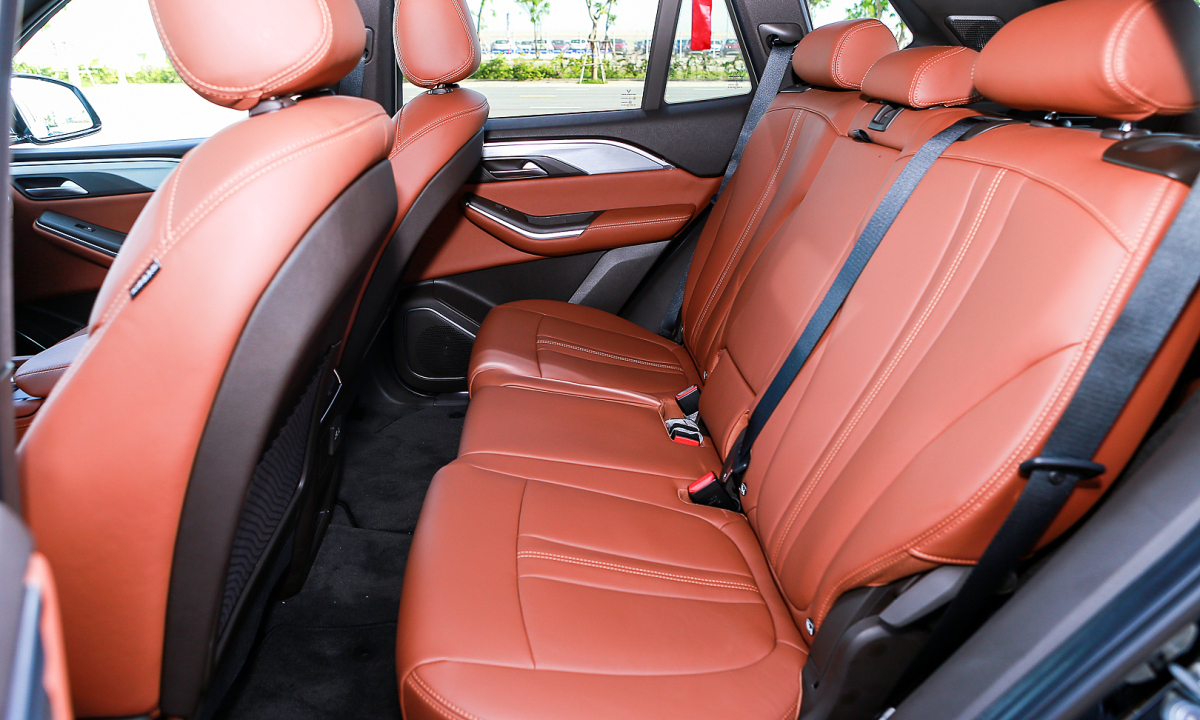 Lý do ghế giữa hàng sau trên ôtô thường lồi